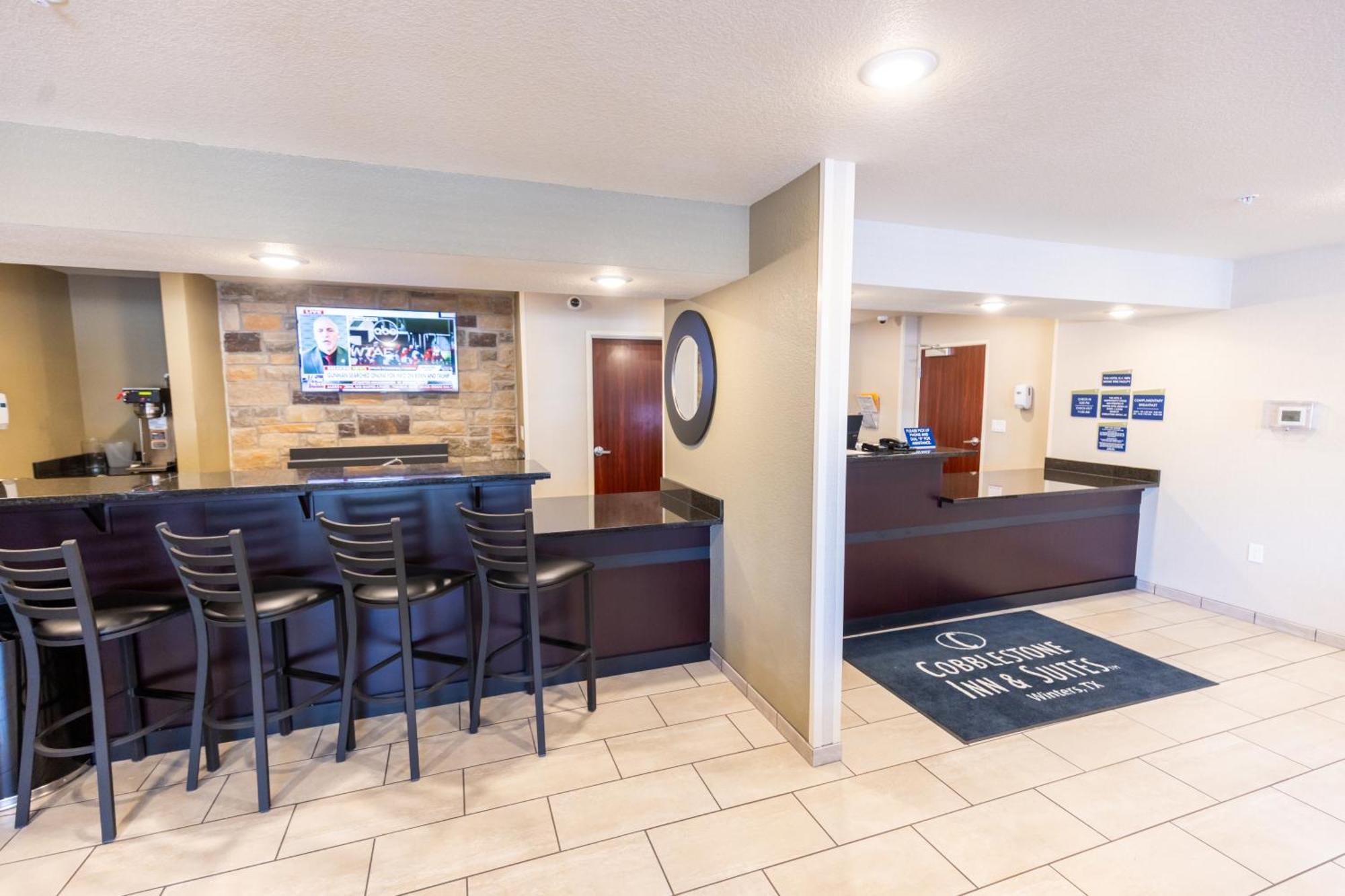 Cobblestone Inn & Suites - Winters Екстериор снимка