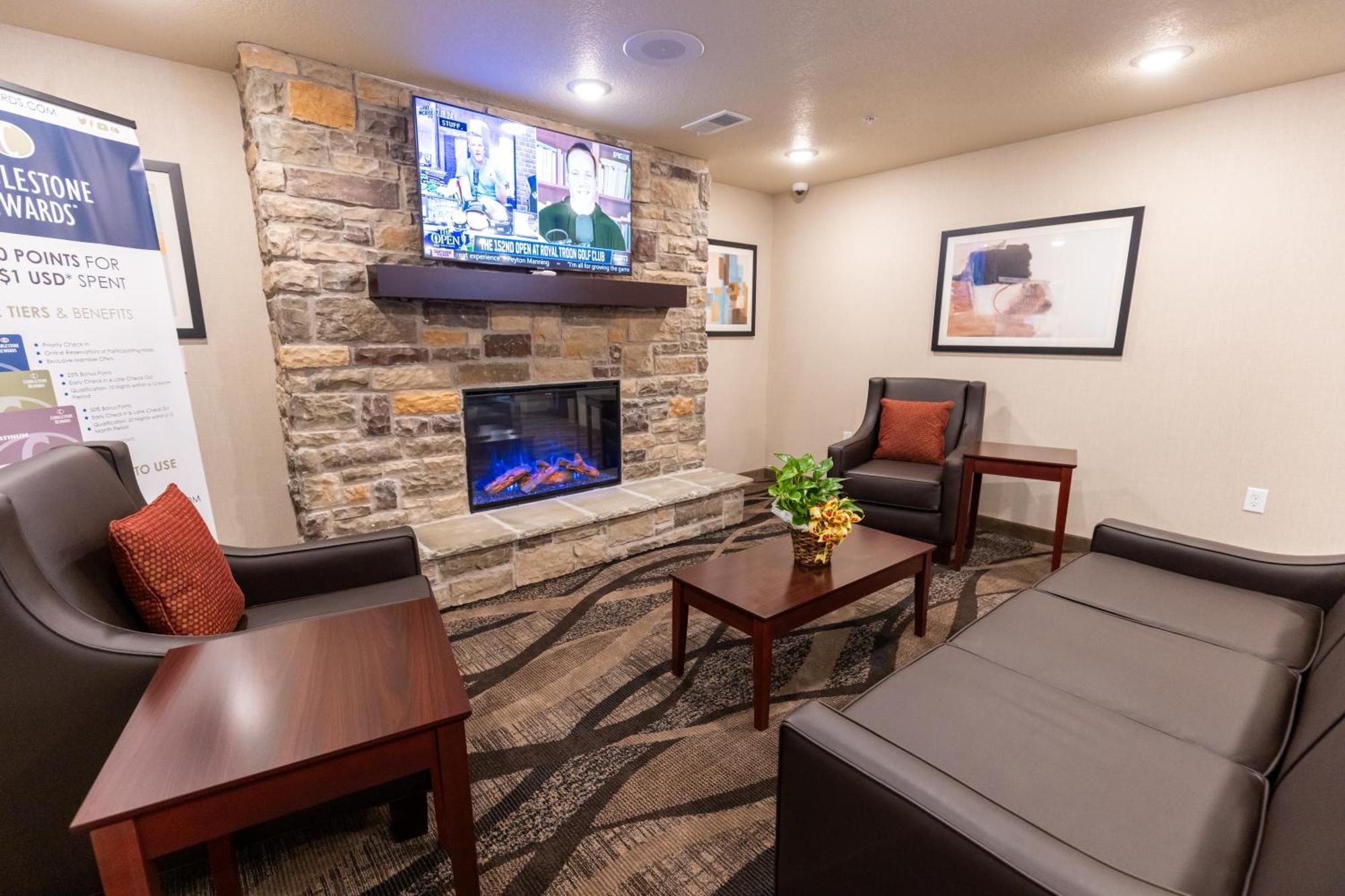 Cobblestone Inn & Suites - Winters Екстериор снимка