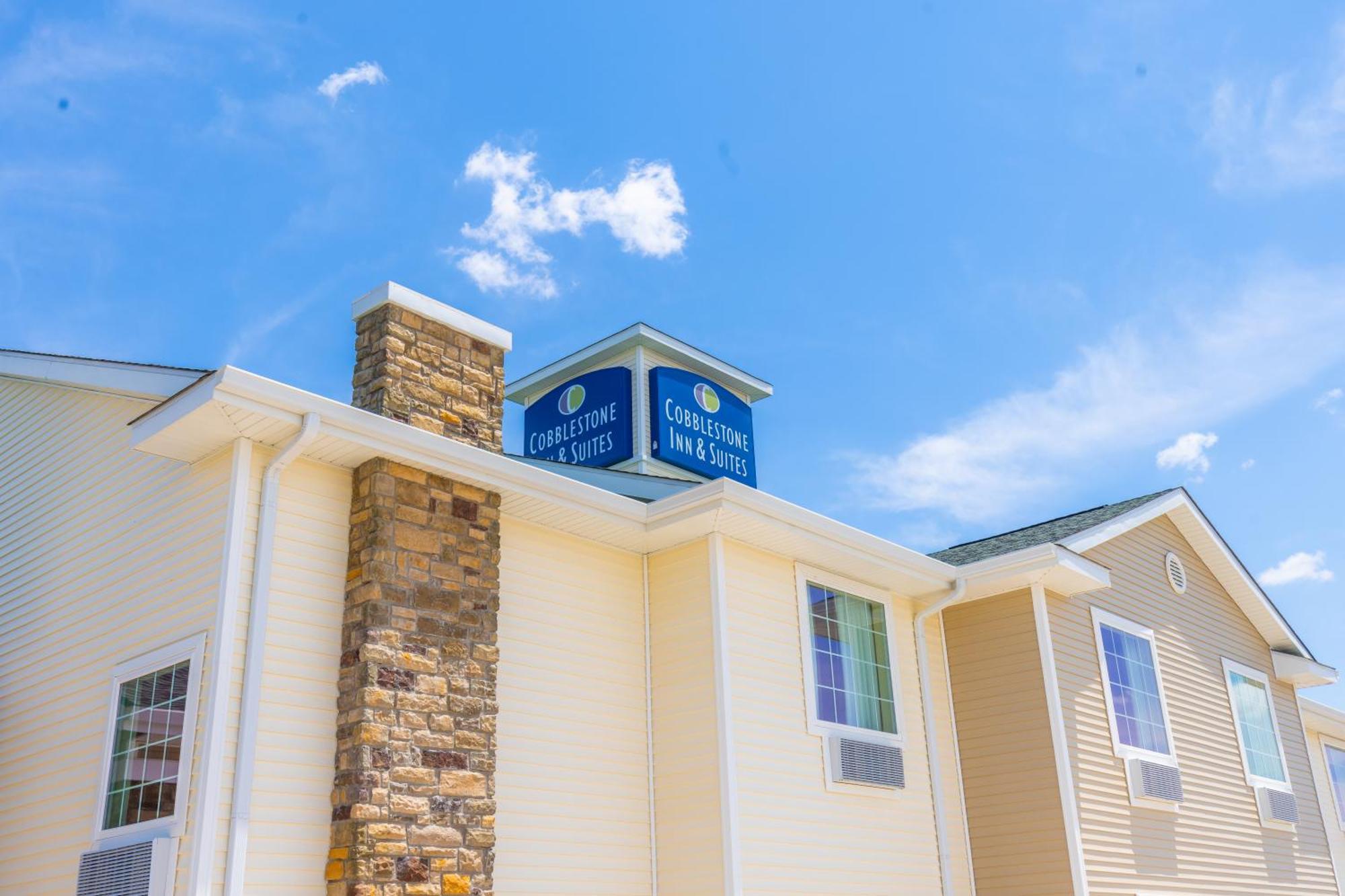 Cobblestone Inn & Suites - Winters Екстериор снимка